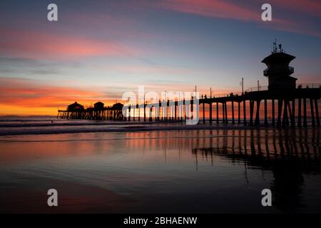 Huntington Beach Pier bei Sonnenuntergang, Kalifornien, USA Stockfoto