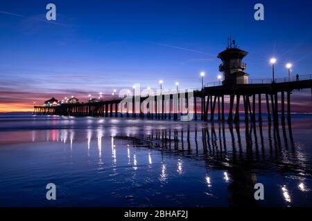 Huntington Beach Pier bei Sonnenuntergang, Kalifornien, USA Stockfoto