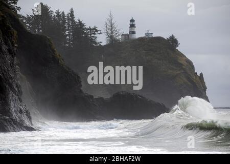 Abstürzende Wellen und Leuchtturm, Cape Disappointment State Park, Washington, USA Stockfoto