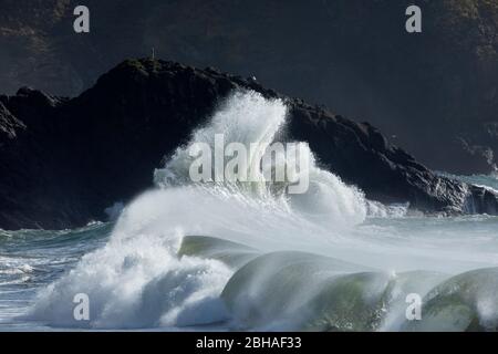 Wellen schlagen auf Felsformationen im Meer, Cape Disappointment State Park, Washington, USA Stockfoto