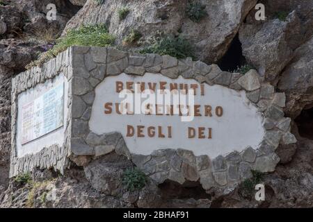 Der Weg der Götter: Sentiero degli Dei. Unglaublich schöner Wanderweg hoch über der Amalfitana oder Amalfi Küste in Italien, von Agerola nach Positano. März 2019. Willkommensschild Stockfoto