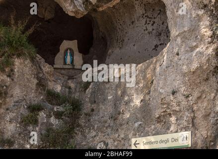 Der Weg der Götter: Sentiero degli Dei. Unglaublich schöner Wanderweg hoch über der Amalfitana oder Amalfi Küste in Italien, von Agerola nach Positano. März 2019. Maria-Statue Stockfoto