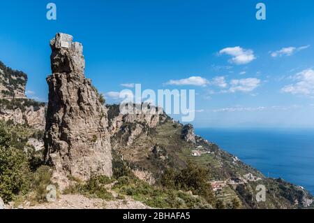 Der Weg der Götter: Sentiero degli Dei. Unglaublich schöner Wanderweg hoch über der Amalfitana oder Amalfi Küste in Italien, von Agerola nach Positano. März 2019. Felsige Landschaft Stockfoto