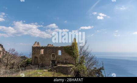 Der Weg der Götter: Sentiero degli Dei. Unglaublich schöner Wanderweg hoch über der Amalfitana oder Amalfi Küste in Italien, von Agerola nach Positano. März 2019. Ruine Stockfoto