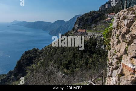 Der Weg der Götter: Sentiero degli Dei. Unglaublich schöner Wanderweg hoch über der Amalfitana oder Amalfi Küste in Italien, von Agerola nach Positano. März 2019. Küstenpanorama Stockfoto