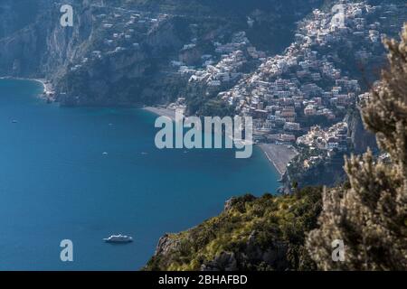 Der Weg der Götter: Sentiero degli Dei. Unglaublich schöner Wanderweg hoch über der Amalfitana oder Amalfi Küste in Italien, von Agerola nach Positano. März 2019. Blick auf Positano Stockfoto