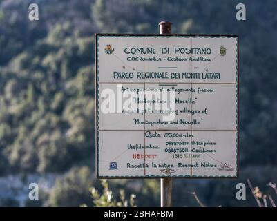 Der Weg der Götter: Sentiero degli Dei. Unglaublich schöner Wanderweg hoch über der Amalfitana oder Amalfi Küste in Italien, von Agerola nach Positano. März 2019. Schild „Comune di Positano“ Stockfoto