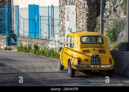 Der Weg der Götter: Sentiero degli Dei. Unglaublich schöner Wanderweg hoch über der Amalfitana oder Amalfi Küste in Italien, von Agerola nach Positano. März 2019. Fiat 500 in den Straßen am Ende der Wanderung bei Positano. Stockfoto