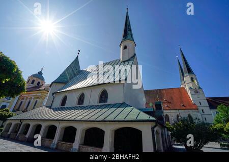 Deutschland, Bayern, Oberbayern, Altötting, Kapellplatz, St. Kapelle, Stiftspfarrkirche, links St. Magdalena Kirche Stockfoto