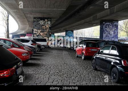 Deutschland, Bayern, München, geparkte Autos unter der Donnersberger Brücke in München-Neuhausen Stockfoto