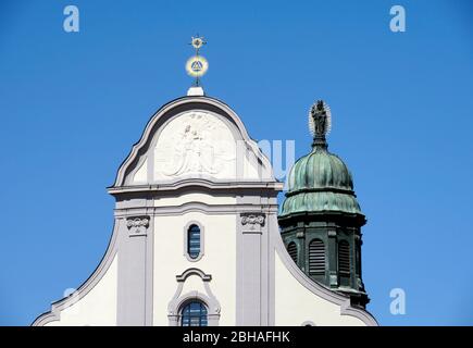 Deutschland, Bayern, Oberbayern, Altötting, St. Anna-Basilika, Kirchturm mit Statue der Jungfrau Maria und Jesuskind, Vorderfassade, oberes Ende, Reliefbild der schutzheiligen der hl. Anna mit Maria und Jesuskind, Detailaufnahme Stockfoto