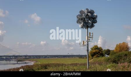 Future Flower, eine 14 Meter hohe Kunstinstallation bei Widnes Warth, entworfen von den Architekten Tonkin Liu, mit Metallblättern und Windlicht Stockfoto