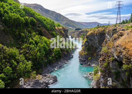 Blick auf den Kawarau River von der Hängebrücke, Kawarau Gorge, in der Nähe von Queenstown, Otago, South Island, Neuseeland. Stockfoto