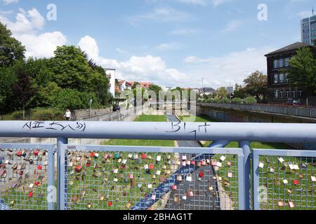 Liebesschlösser auf Fußgängerbrücke, Roter Main, Bayreuth, Oberfranken, Franken, Bayern, Deutschland, Europa Stockfoto