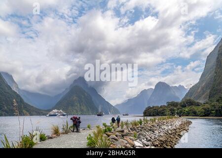 Blick vom Wellenbrecher auf Mitre Peak, Milford Sound, Fiordland National Park, South Island, Neuseeland Stockfoto