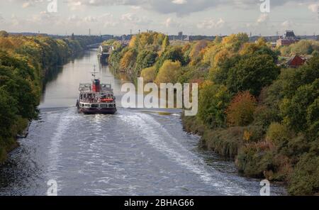 Eine Mersey Fähre auf einer speziellen Kreuzfahrt von Manchester nach Liverpool entlang des Manchester Ship Canal, hier in Warrington gesehen, in Richtung Liverpool Stockfoto