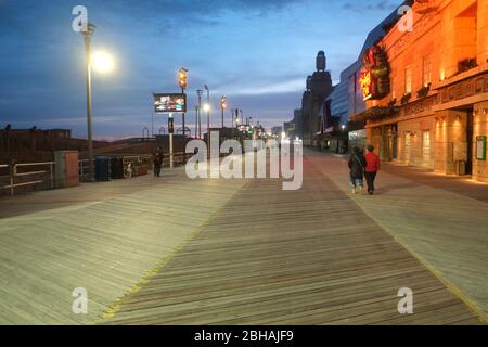 Atlantic City Boardwalk mit geschlossenen Hotels entlang des Weges Stockfoto