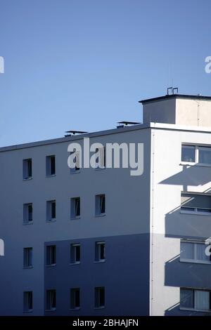 Die Ecke eines Wohnhauses mit Schatten von Balkonen an der Wand. Stockfoto