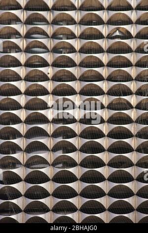 Eine moderne und elegante façade Verkleidung eines Geschäftsgebäudes aus Edelstahl. Stockfoto