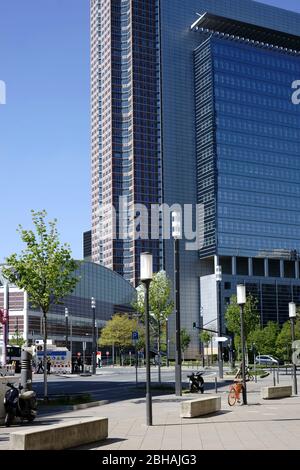 Der Platz und die Straße vor der Festhalle Messe Frankfurt und der Wolkenkratzer Kastor. Stockfoto