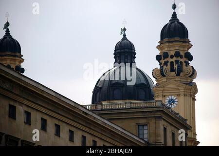 Der Kirchturm und der Uhrturm der Theatinerkirche in München. Stockfoto