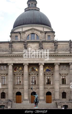 Eingang und Kuppel der Bayerischen Staatskanzlei im Münchner Hofgarten. Stockfoto