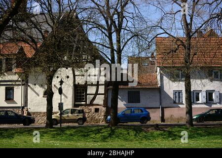 Fachwerkhäuser, Autos und Bäumen entlang der Dorfstraße in Eddersheim geparkt. Stockfoto