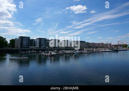 Ein Yachthafen und Binnenhafen am Zollhafen in Mainz mit neu gebauten Wohnhäusern Stockfoto