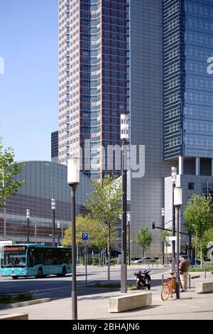 Busverbindung und Infrastruktur vor der Festhalle Messe Frankfurt und dem Kastor Tower in Frankfurt. Stockfoto