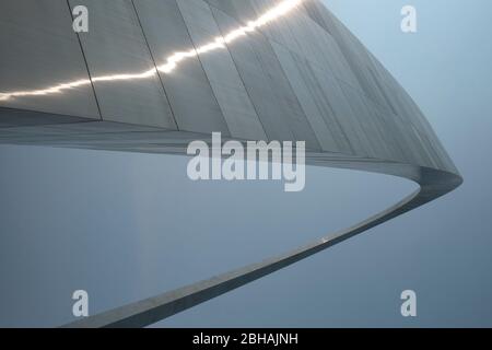 Der Gateway Arch ist ein 630 Fuß (192 m) großes Denkmal in St. Louis, Missouri, USA Stockfoto