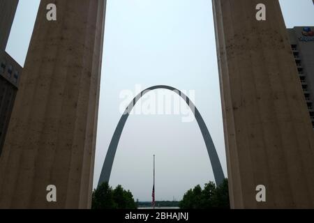 Der Gateway Arch ist ein 630 Fuß (192 m) großes Denkmal in St. Louis, Missouri, USA Stockfoto