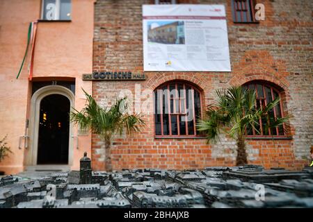 Stadtrelief, hinter dem gotischen Haus, ältestes erhaltenes Stadthaus im Berliner Bezirk Spandau, Berlin, Deutschland Stockfoto