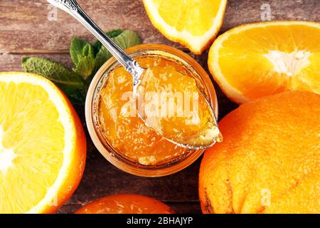 Hausgemachte Marmelade aus Orange in einem Glas. Frisches, saftiges Gelee Stockfoto