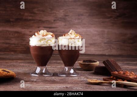 Heiße Schokolade mit Kakao- und Schokoladenchip-Plätzchen mit Schlagsahne Stockfoto