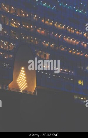 Hamburg - Elbphilharmonie, weltberühmte Konzerthalle in der Speicherstadt bei Nacht. Stockfoto