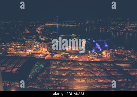 Ausblick über das beleuchtete Köln, dem Bahnhof und den Rhein, bei Nacht Stockfoto