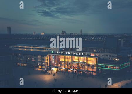 Ausblick über das beleuchtete Köln, dem Bahnhof und den Rhein, bei Nacht Stockfoto