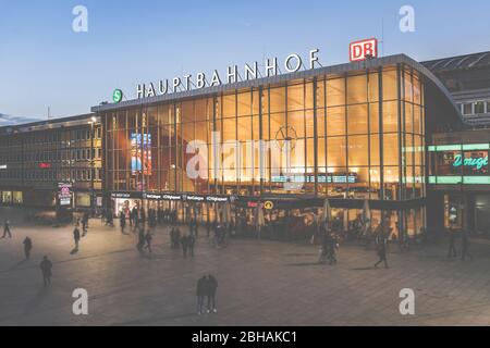 Der belastete Hauptbahnhof Köln bei Nacht. Stockfoto