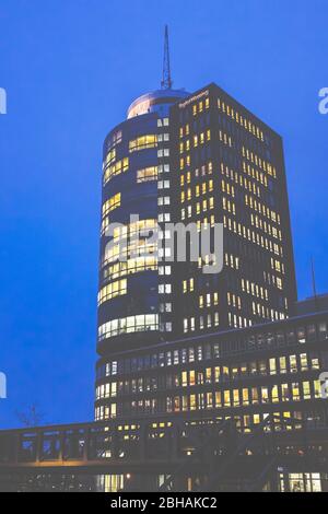 Beleuchtete Gebäude in der Hamburger Speicherstadt bei Nacht. Stockfoto