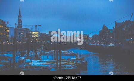 Stadt Hamburg, Wasser und Blick über eine der vielen Wasserstraßen der Stadt. Stockfoto