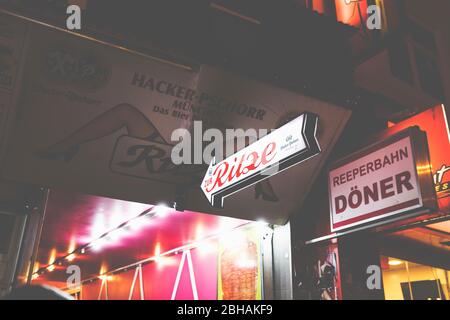 Nachts auf der Reeperbahn - rund um St.Pauli locken die Bars mit ihrer bunten Leuchttreklame. Die Ritze - legendärer Club! Stockfoto