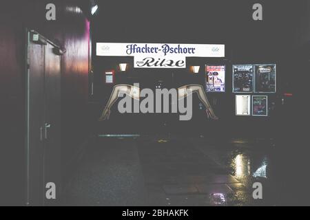 Nachts auf der Reeperbahn - rund um St.Pauli locken die Bars mit ihrer bunten Leuchttreklame. Die Ritze - legendärer Club! Stockfoto