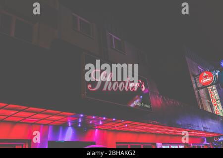 Nachts auf der Reeperbahn - rund um St.Pauli locken die Bars mit ihrer bunten Leuchttreklame. Shooter! Stockfoto