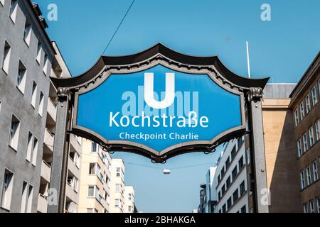 Hinweisschild der U-Bahn Berlin: Kochstraße, Ausgang Checkpoint Charlie. Stockfoto