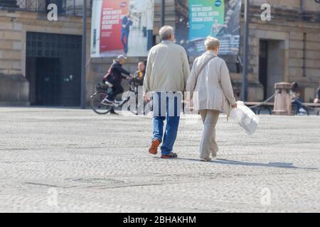 Fußgänger, ein älteres Paar in Berlin, am Gendarmenmarkt, zwischen französischem und deutschem Dom. Stockfoto