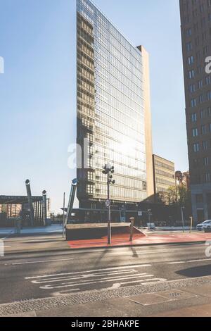 Berlin, die Potsdamer Straße - urbane Szene, Menschen und Architektur der Hauptstadt. (Postdamer Platz) Stockfoto