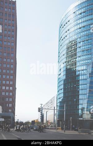 Berlin, die Potsdamer Straße - urbane Szene, Menschen und Architektur der Hauptstadt. (Postdamer Platz) Stockfoto