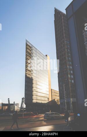 Berlin, die Potsdamer Straße - urbane Szene, Menschen und Architektur der Hauptstadt. (Postdamer Platz) Stockfoto