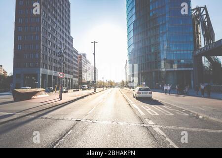 Berlin, die Potsdamer Straße - urbane Szene, Menschen und Architektur der Hauptstadt. (Postdamer Platz) Stockfoto