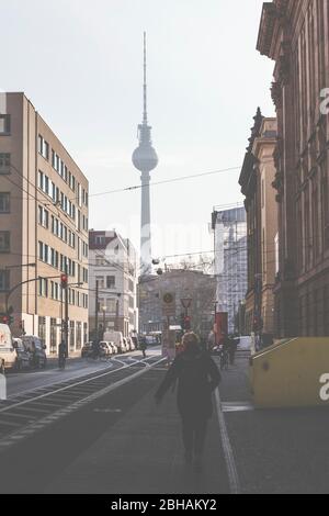 Richtung Alexanderplatz - der Berliner Fernsehturm. Stockfoto